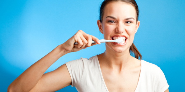 woman-brushing-teethстатья.jpg