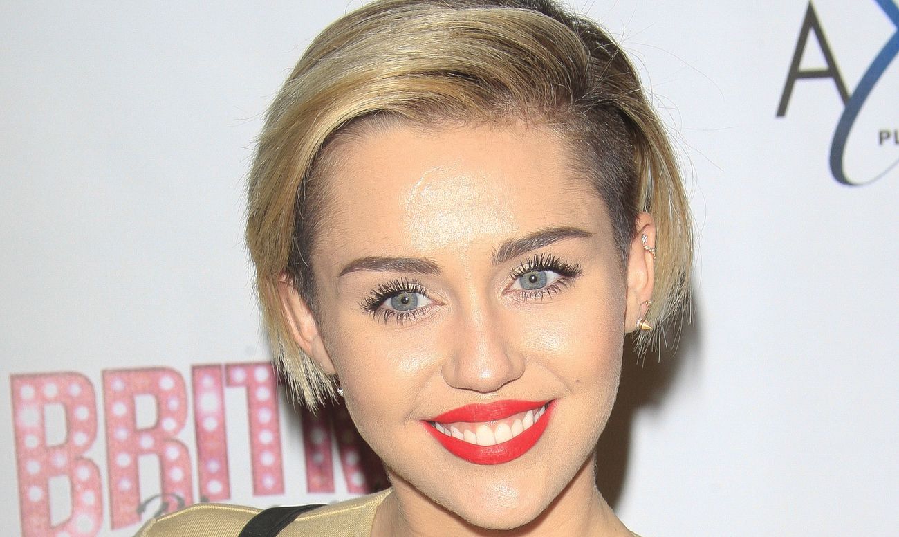 Miley cyrus doctor. Майли Сайрус улыбка. Майли Сайрус улыбается. Miley Cyrus зубы. Майли Сайрус зубы.
