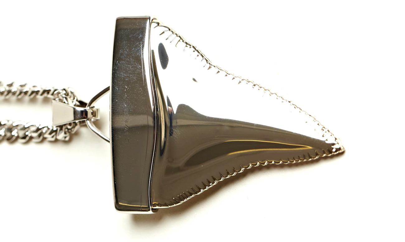 Модный кулон в виде зуба от Givenchy