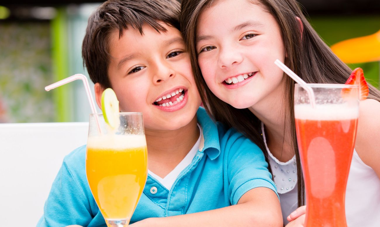 Дети пьют коктейли. Коктейли для детей. Лимонад для детей. Сок для детей. Дети пьют напитки.