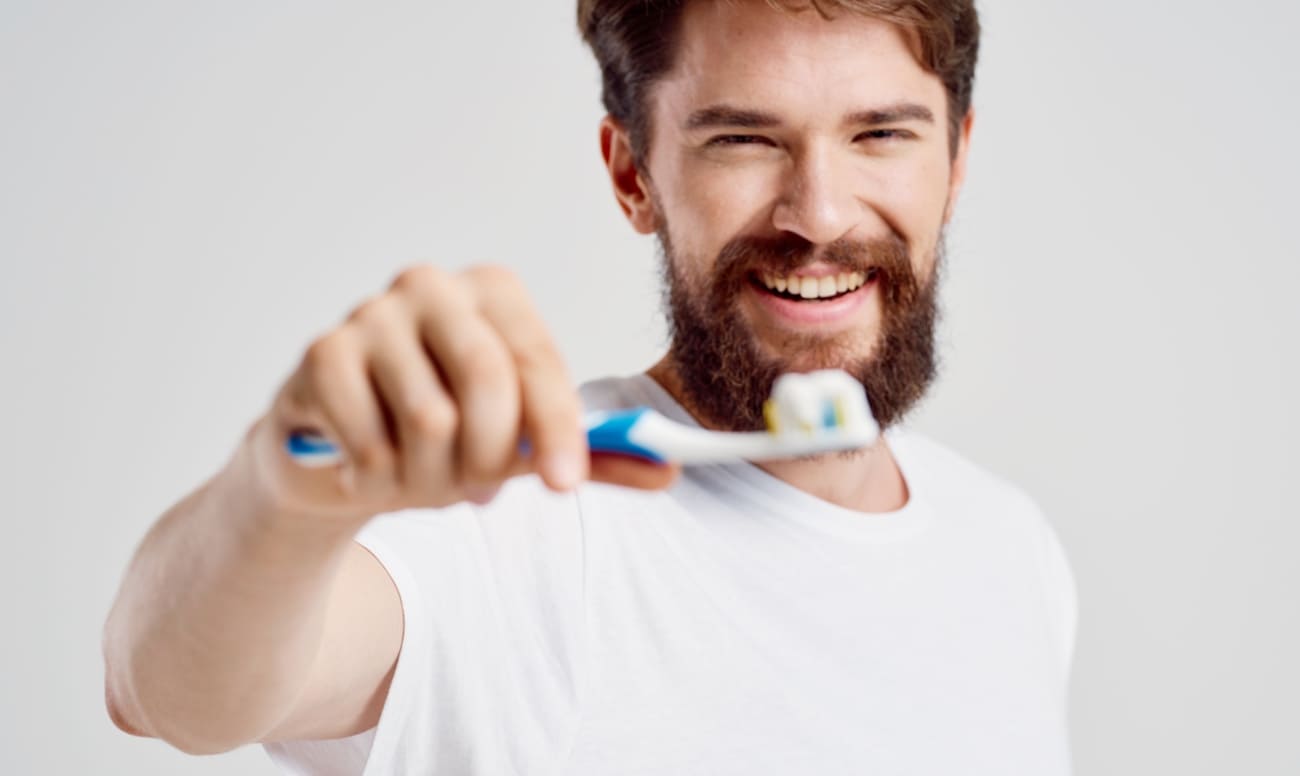 Кровоточат десны при чистке зубов — лечение, причины, что делать в ...