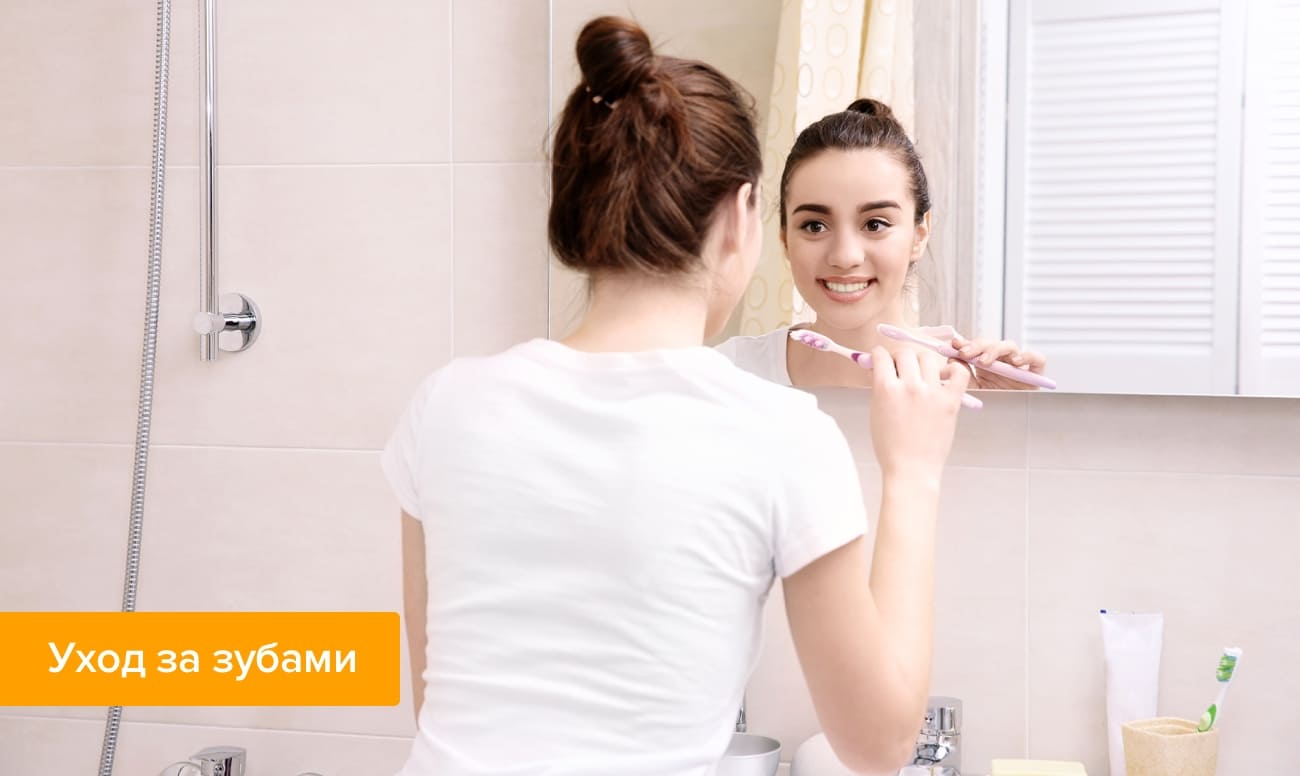 Фото девушки в ванной, которая чистит зубы