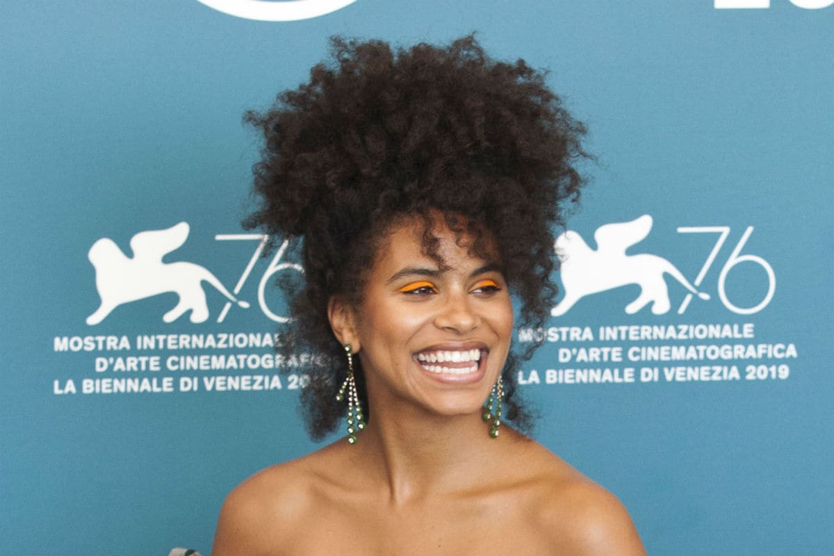 Фото улыбающейся Зизи Битц на 76-м Венецианском кинофестивале – 2019