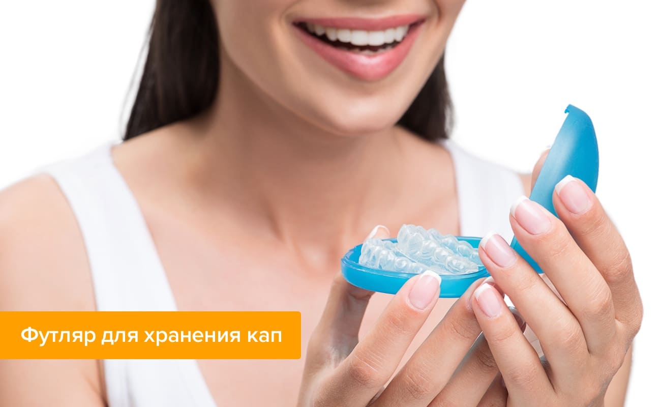 Фото девушки с футляром для хранения кап в руках