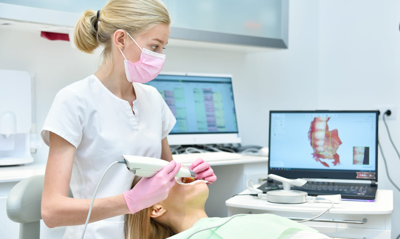 Фото пациентки в кабинете ортодонта во время диагностики лечения Еврокаппой