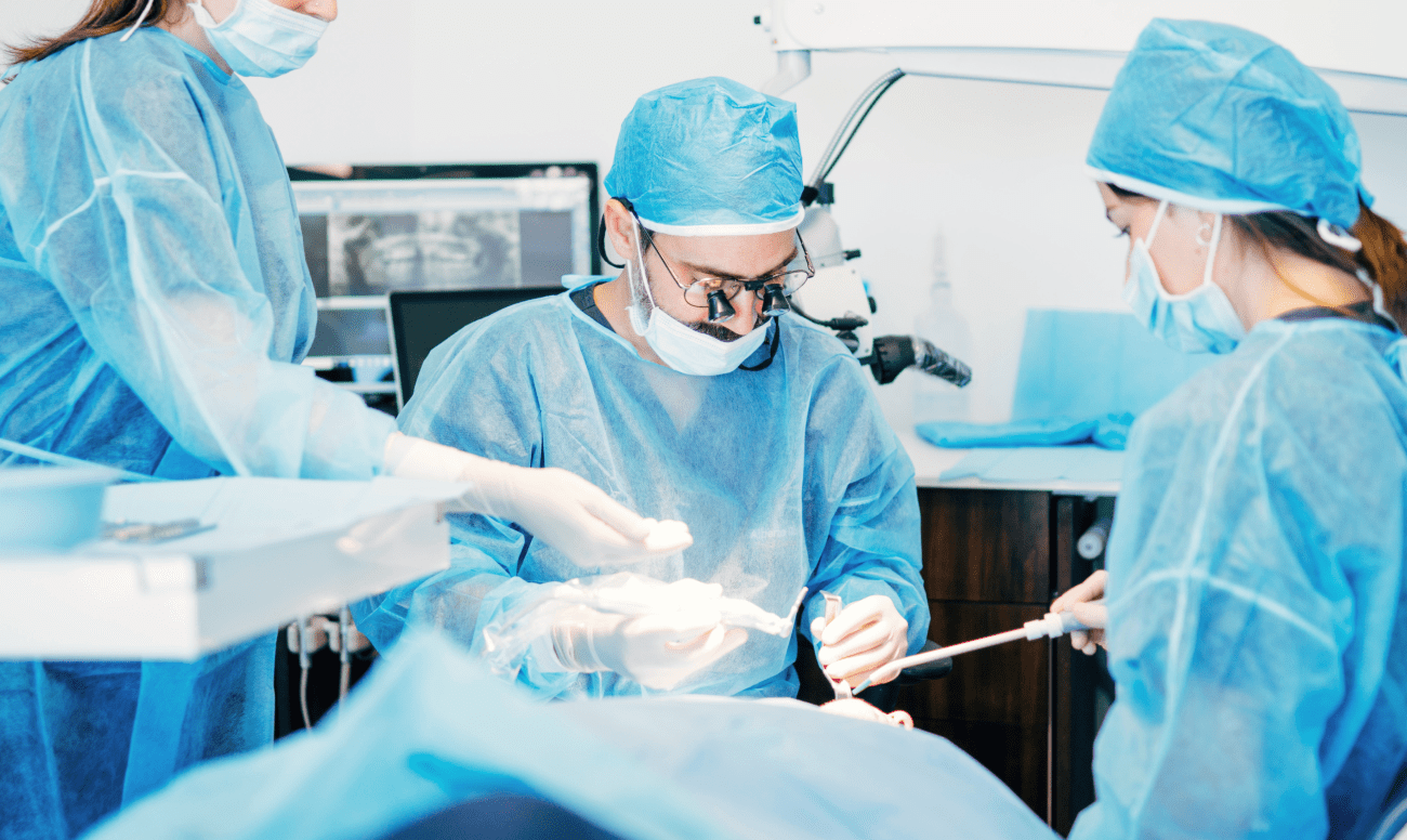 Фото пациента и лор-стоматологов во время операции по извлечению зубного корня из носовой пазухи