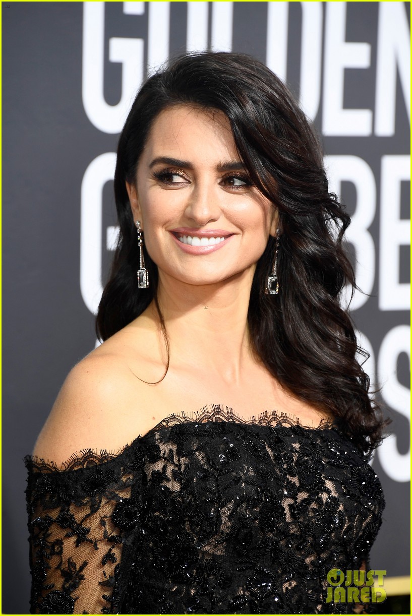 penelope-cruz-golden-globes-2018-05.jpg