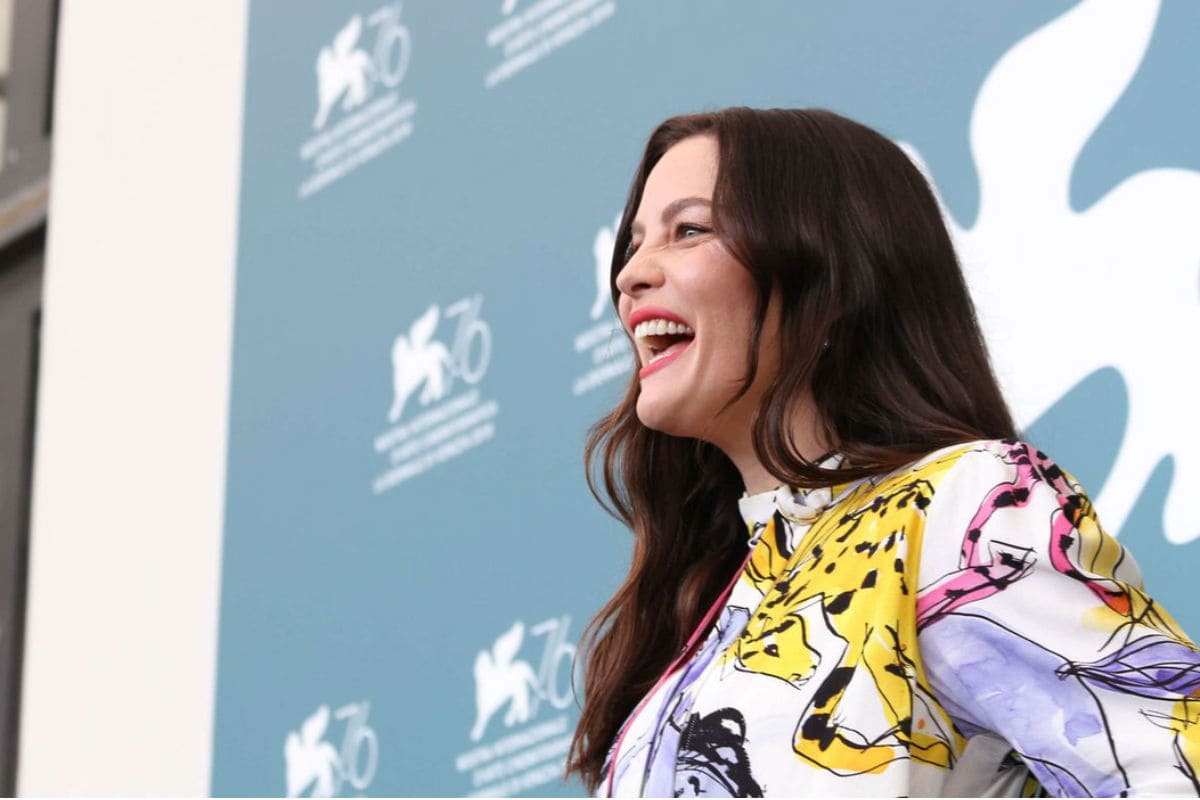 Фото улыбающейся Лив Тайлер на 76-м Венецианском кинофестивале – 2019