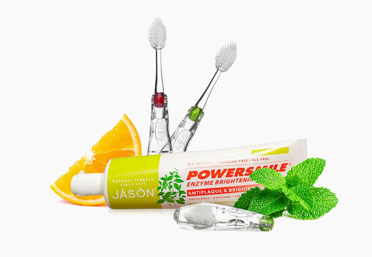 Фото зубной щетки TOUR Travel Radius и зубной пасты JASON Powersmile ENZYME BRIGHTENING