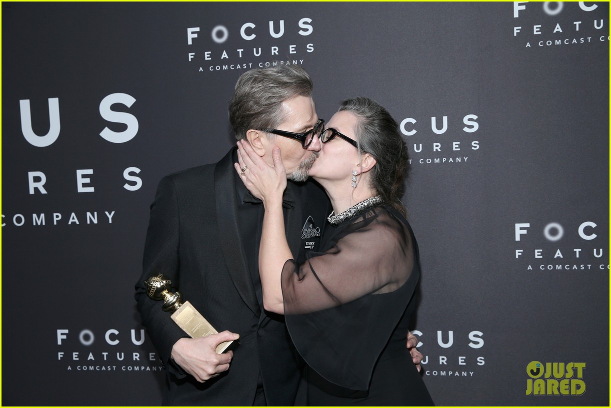 gary-oldman-wife-gisele-share-a-kiss-at-focus-features-after-golden-globes-2018-party-04.jpg