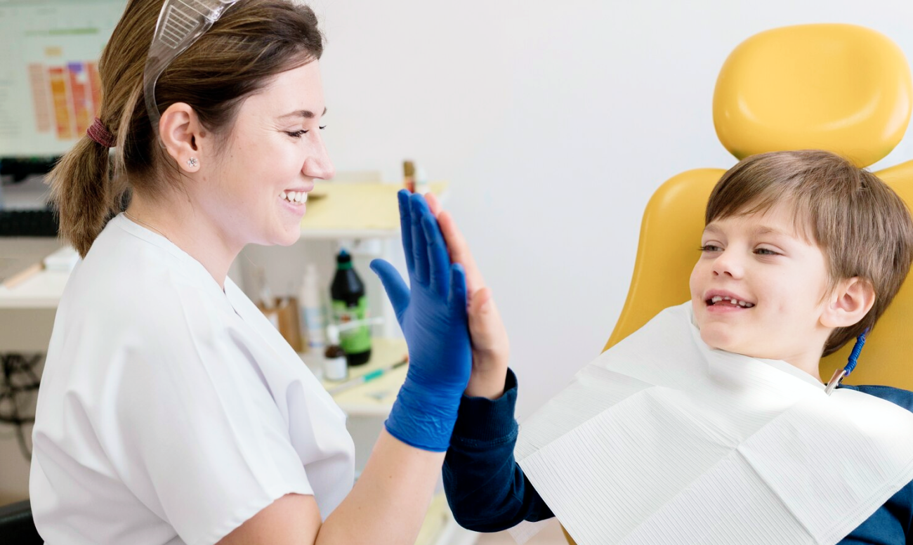 Фото ребенка на приеме у стоматолога после получения травмы зуба