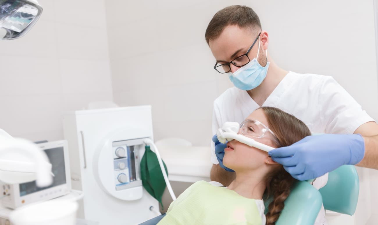 Фото стоматолога имеющего лицензию на проведение лечения зубов под наркозом и седацией