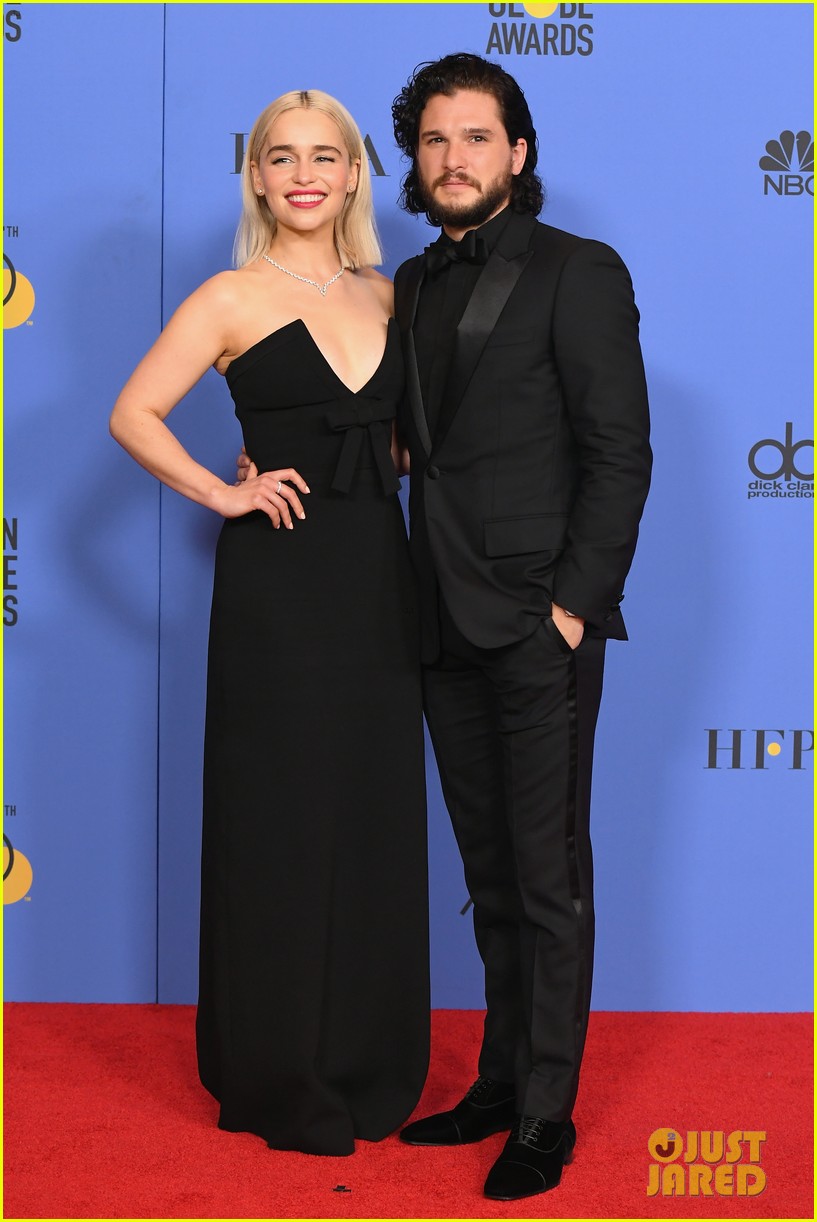 emilia-clarke-kit-harington-pose-together-in-golden-globes-2018-press-room-08.jpg