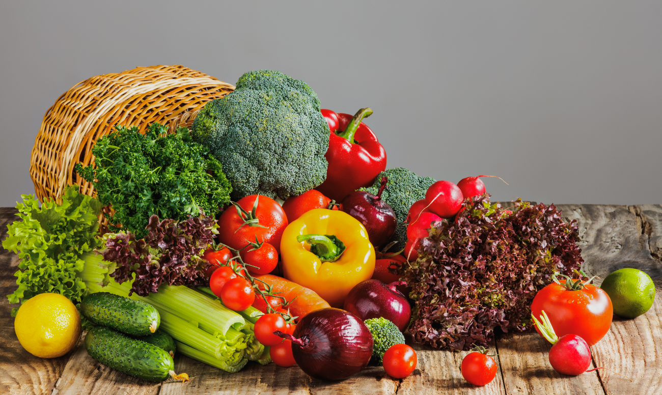 Фото зелени и овощей, как пример мягкой пищи, изменившей прикус человека.