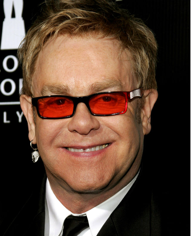 zvezdy_s_shcherbinkoj_mezhdu_zubami_elton_john.jpg