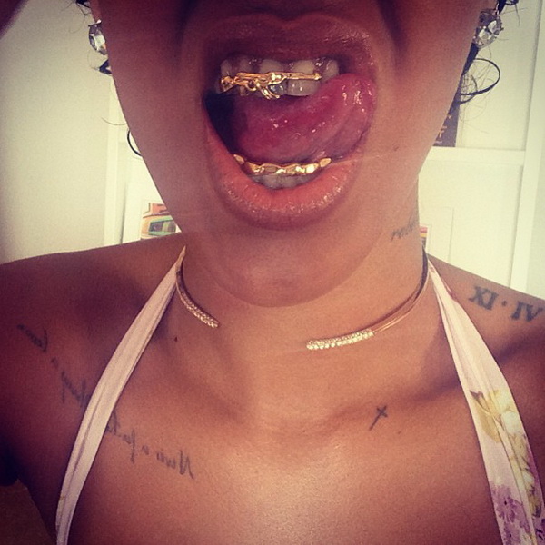 Рианна и ее новые grillz Рианна и ее новые grillz