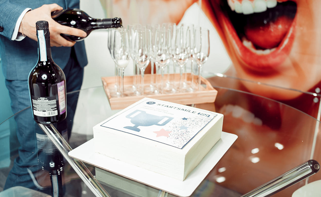 Праздничный торт на церемонии награждения победителей Рейтинга Взрослых и Детских частных стоматологий России 2019-2020