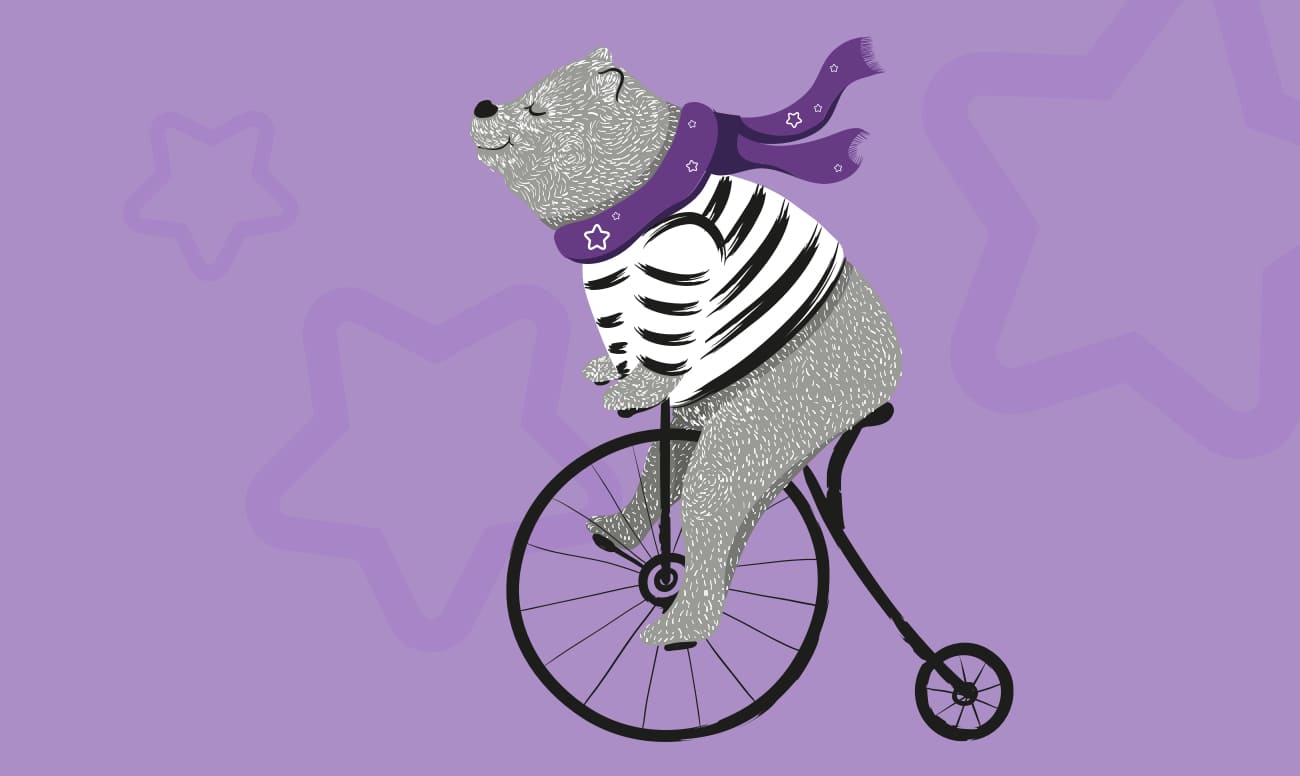 Фото эмблемы рейтинга лучших детских стоматологий Startsmile – рисунок медведя на велосипеде в шарфе с символикой рейтинга – фиолетовыми звездами
