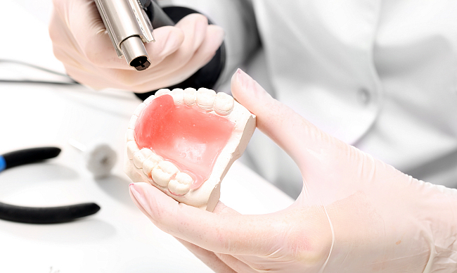 В каких случаях может потребоваться приклеивание зуба?
