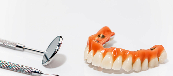 Зубные протезы без неба