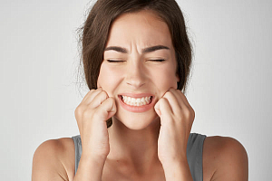 Ломит зубы: причины ноющей боли и как их устранить?