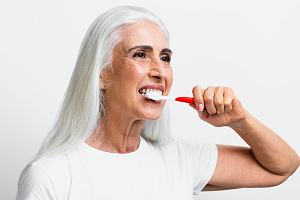 Найдена связь между зубными протезами и пневмонией