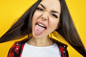 Пирсинг в языке и губах разрушает зубы