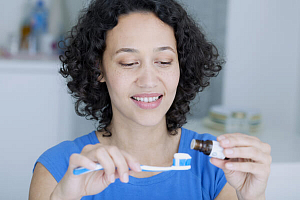 Отбеливание зубов маслом
