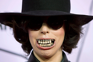 Леди Гага и ее искусственные зубы